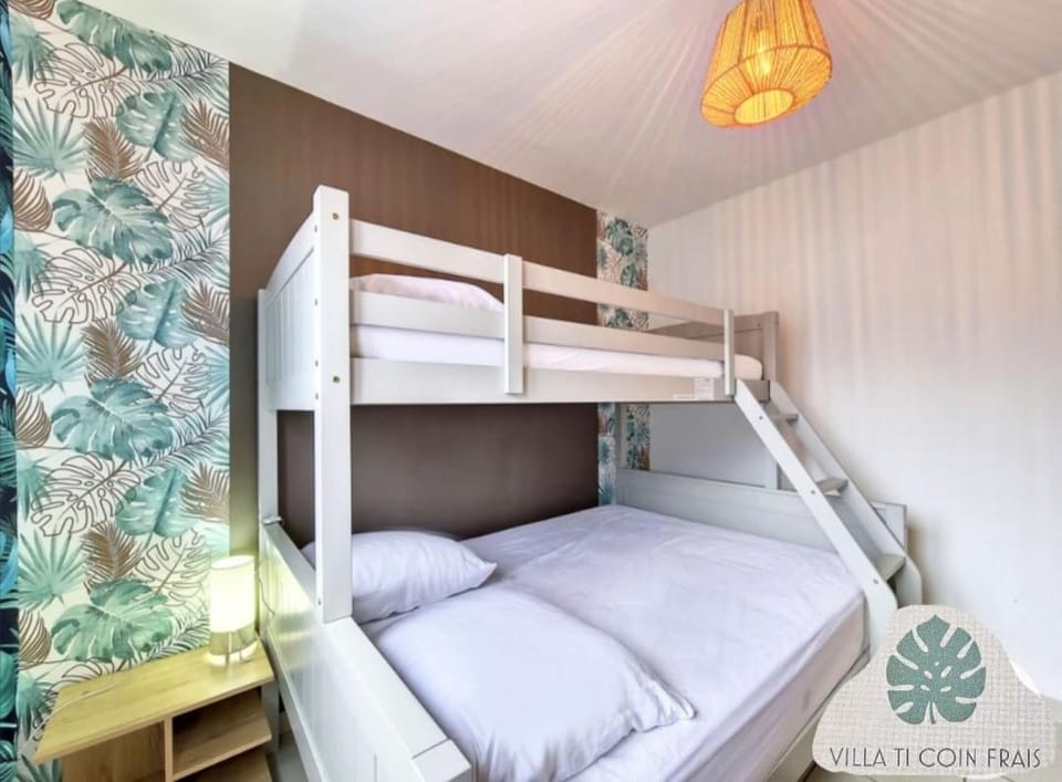 Bed, Photo of the whole room, Bedroom, bunk bed
