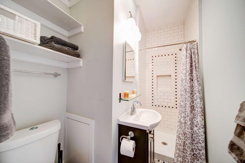 Light Filled 2 Bedroom in Myers Park with a Porch Apartment in Charlotte
