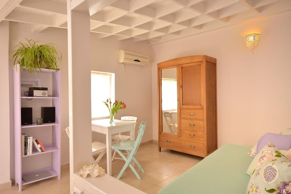 Day, Summer, TV and multimedia, Seating area, Dining area, Bedroom, On site, Garden view