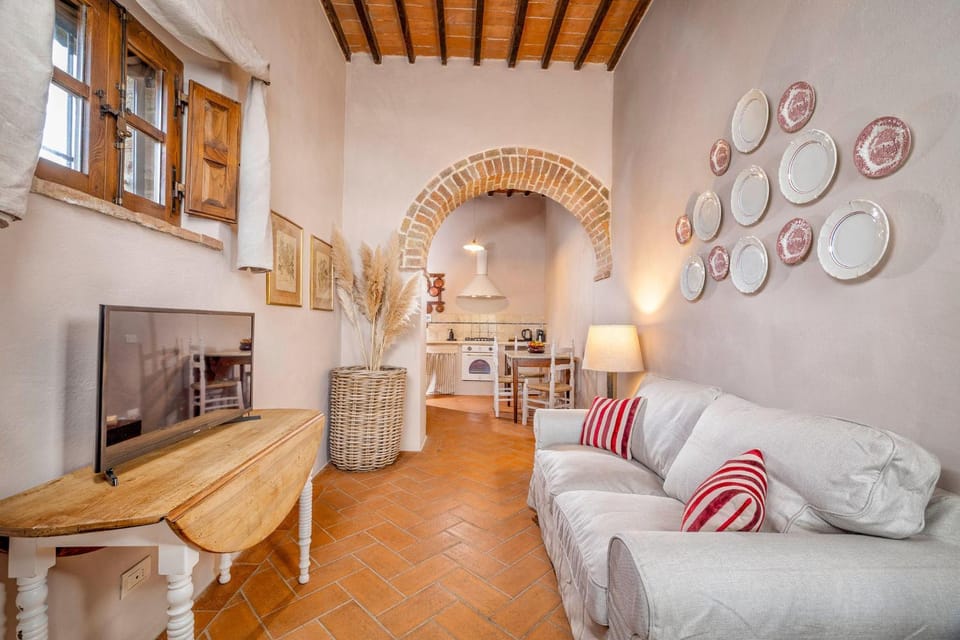 TV and multimedia, Kitchen or kitchenette, Living room, Seating area, Dining area