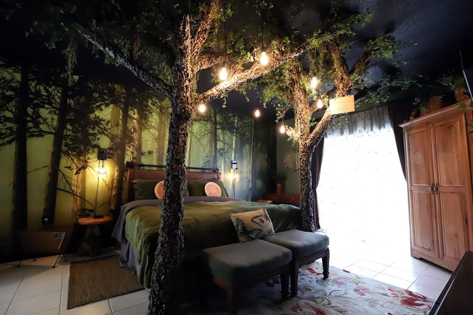 Waterfront 6-Bedroom Wizarding Villa in Lake Berkley Near Universal Studio's Harry Potter House in Kissimmee