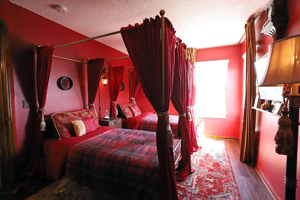 Waterfront 6-Bedroom Wizarding Villa in Lake Berkley Near Universal Studio's Harry Potter House in Kissimmee