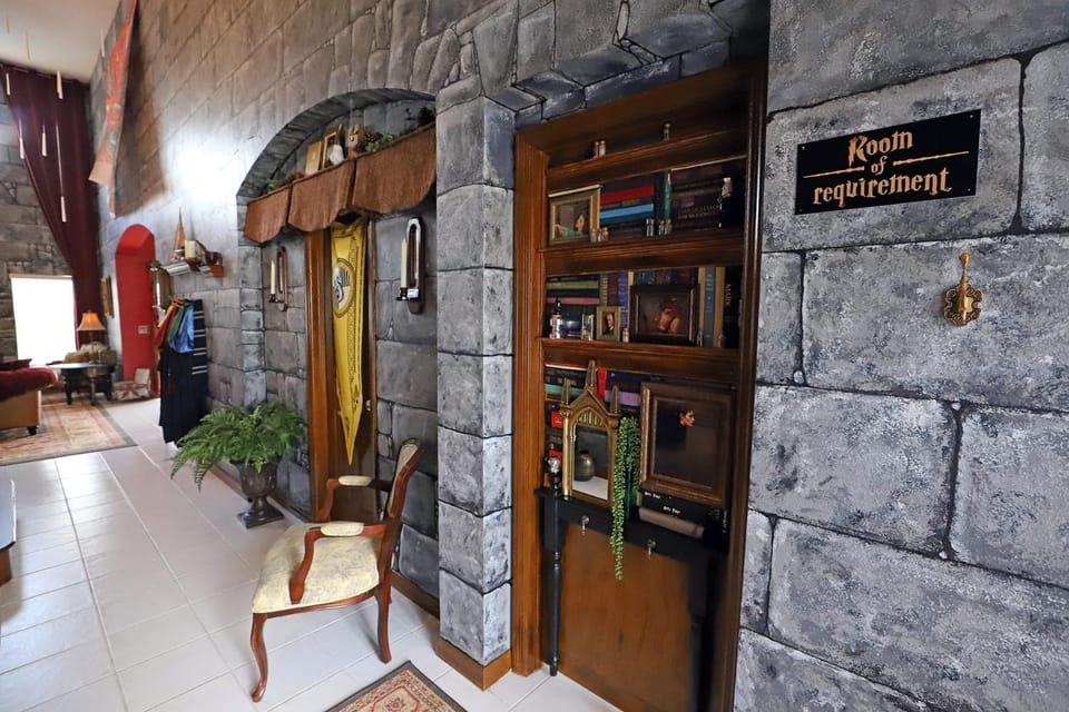 Waterfront 6-Bedroom Wizarding Villa in Lake Berkley Near Universal Studio's Harry Potter House in Kissimmee