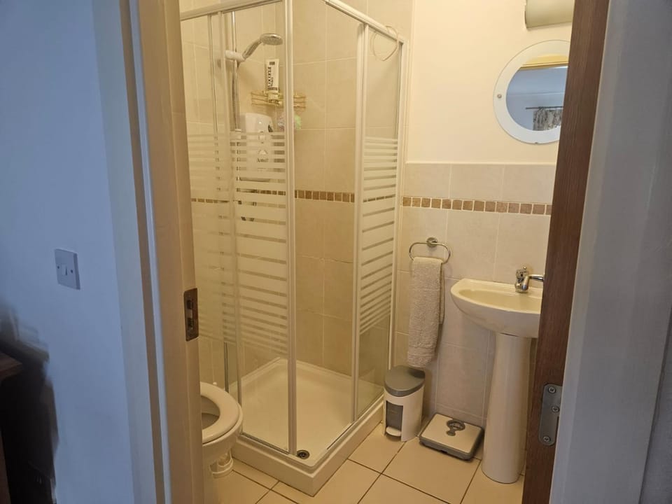 Shower, Toilet