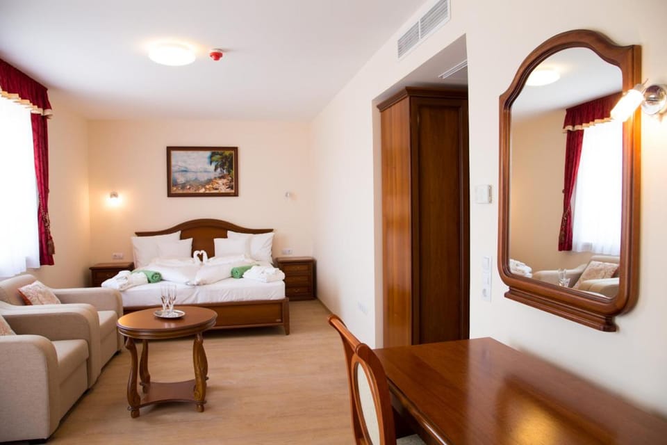 Bed, Living room, Photo of the whole room, Seating area