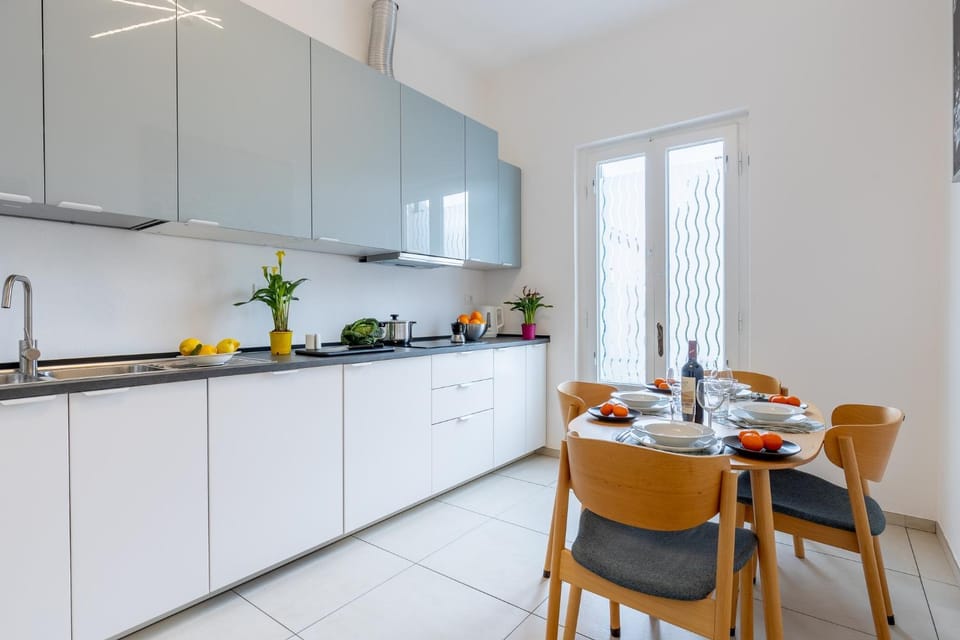 Kitchen or kitchenette, Dining area
