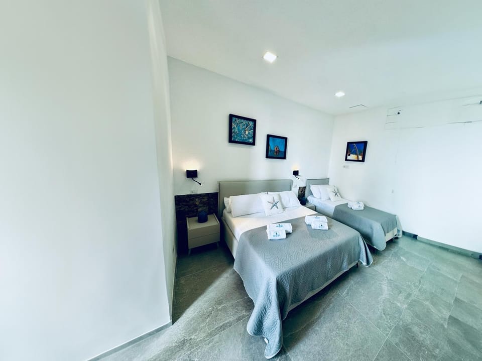 Bed, TV and multimedia, Photo of the whole room, Bedroom, towels
