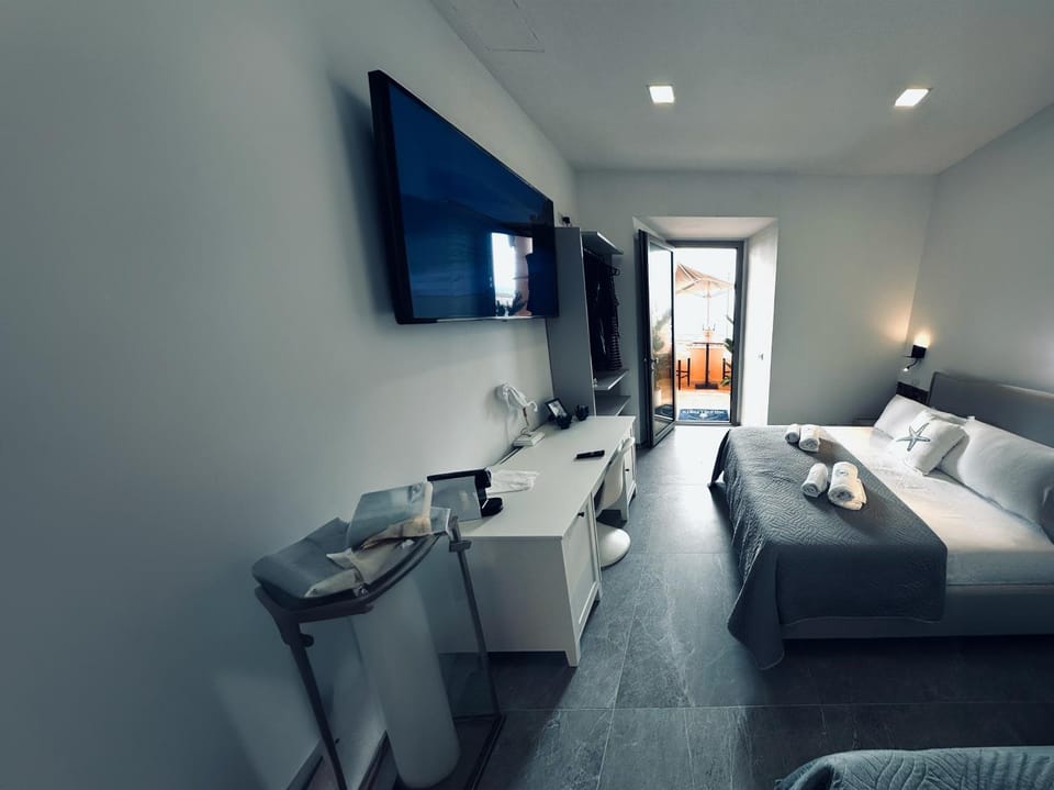 Communal lounge/ TV room, Bed, TV and multimedia, Photo of the whole room, Seating area, Evening entertainment, Bedroom