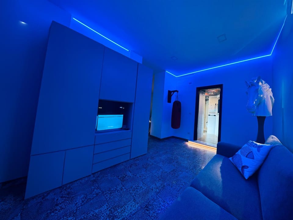 Communal lounge/ TV room, TV and multimedia, Living room, Photo of the whole room, Seating area, Bedroom, wardrobe
