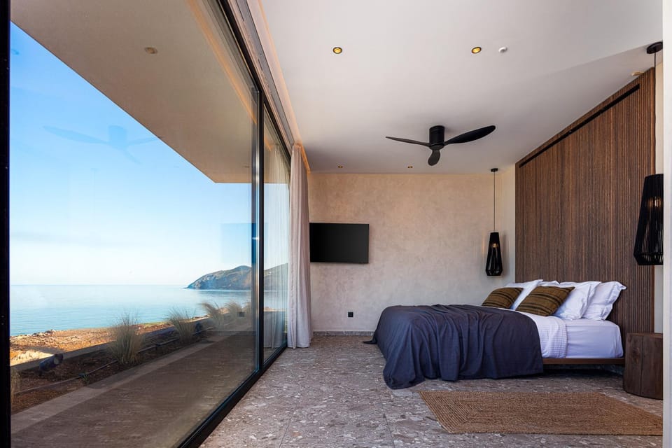 Bed, Day, TV and multimedia, Photo of the whole room, Bedroom, Mountain view, Sea view