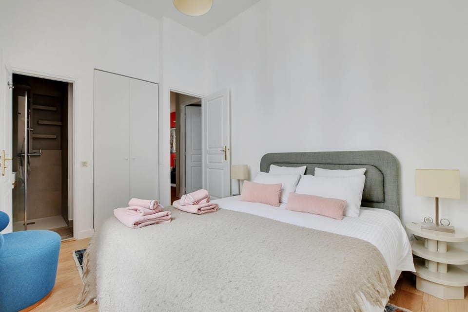 Bed, Bathroom, Photo of the whole room, Bedroom, towels, wardrobe