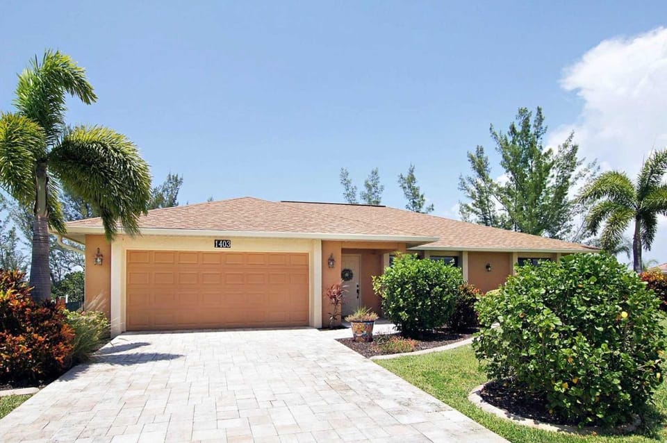 Gulf access villa w/bikes, kayaks & electric heated pool! Villa Ellie Mona - SWFL Rentals Villa in Cape Coral