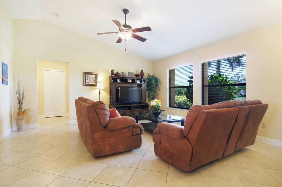 Gulf access villa w/bikes, kayaks & electric heated pool! Villa Ellie Mona - SWFL Rentals Villa in Cape Coral