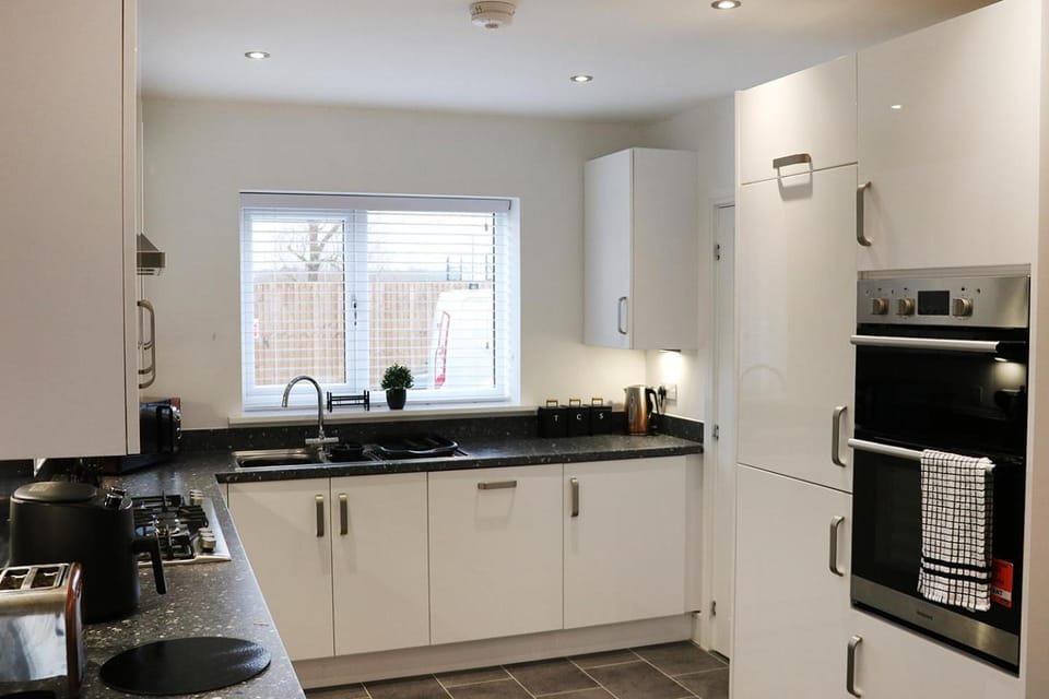 Coffee/tea facilities, Dining area, dishwasher, microwave, oven, stove, laundry, washing machine, dryer, kitchen