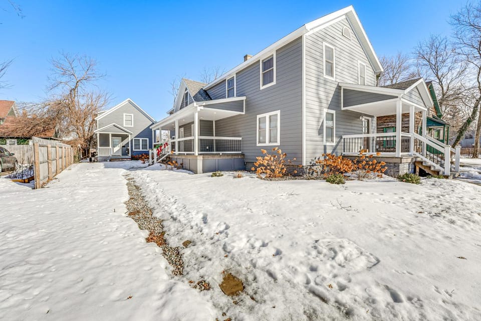 Serene & Updated Escape: 1 Mi to Heritage Landing House in Muskegon