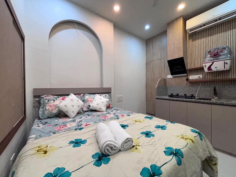 Bed, TV and multimedia, Kitchen or kitchenette, Photo of the whole room, Bedroom, towels