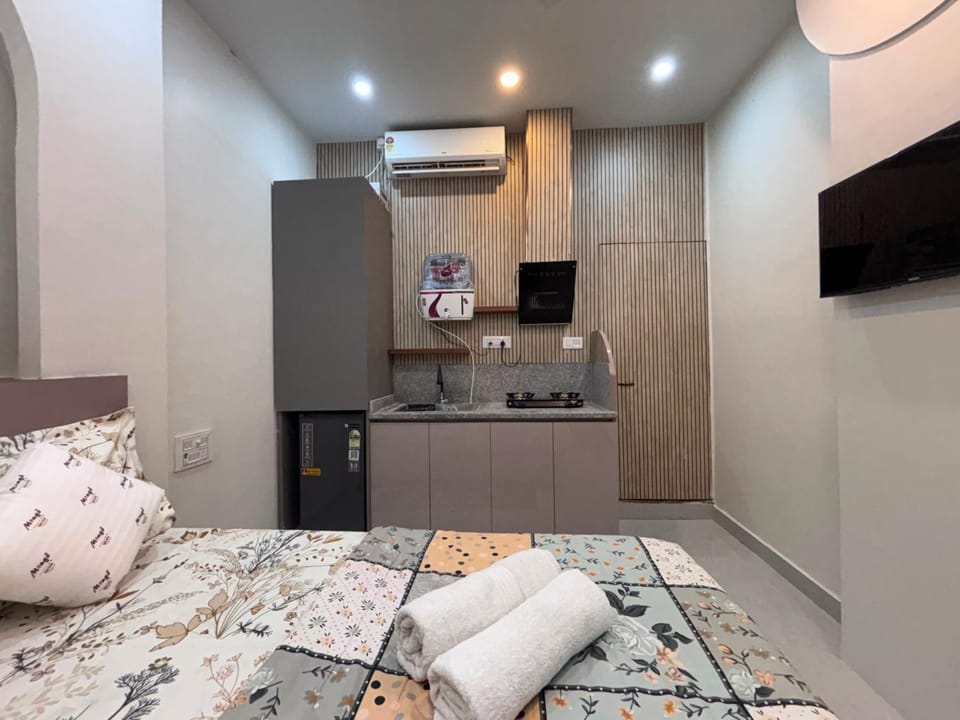 Bed, TV and multimedia, Kitchen or kitchenette, Living room, Photo of the whole room, Seating area, Bedroom, pet friendly, stove