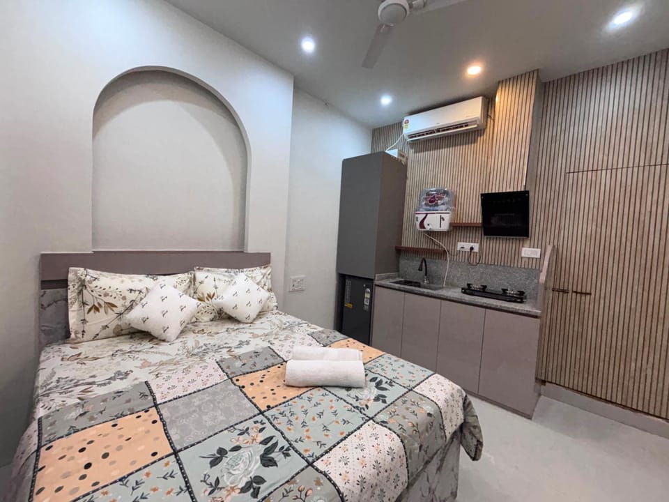 Bed, TV and multimedia, Kitchen or kitchenette, Photo of the whole room, Bedroom, towels, wardrobe, air conditioner