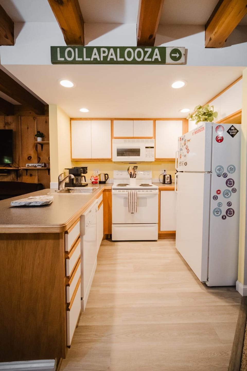Coffee/tea facilities, Kitchen or kitchenette, dishwasher, oven, stove, kitchen