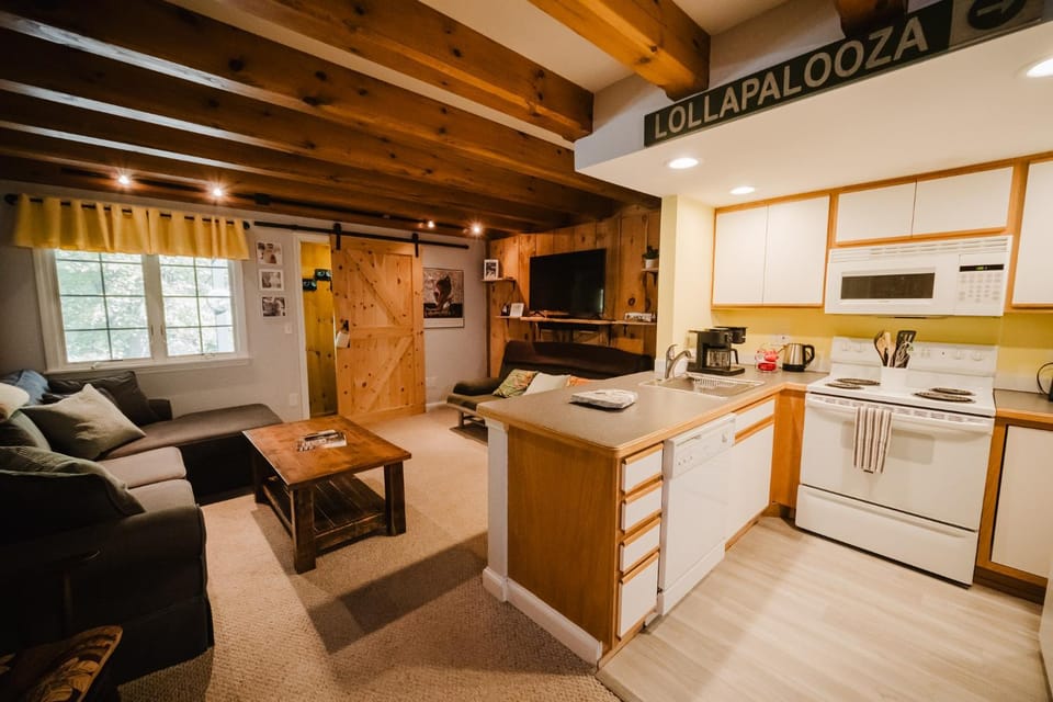 Kitchen or kitchenette, Living room, kitchen