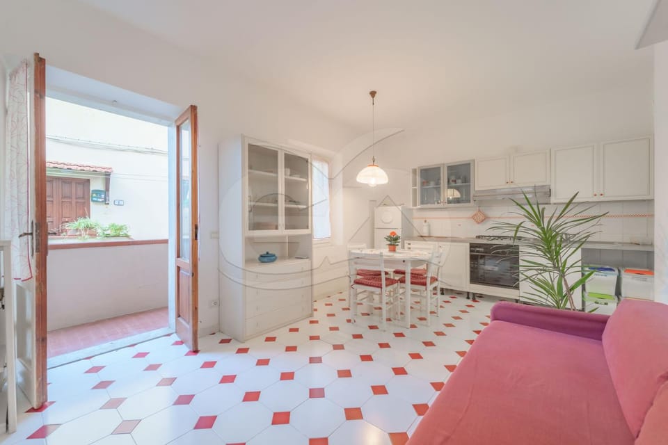 Kitchen or kitchenette, Dining area, oven