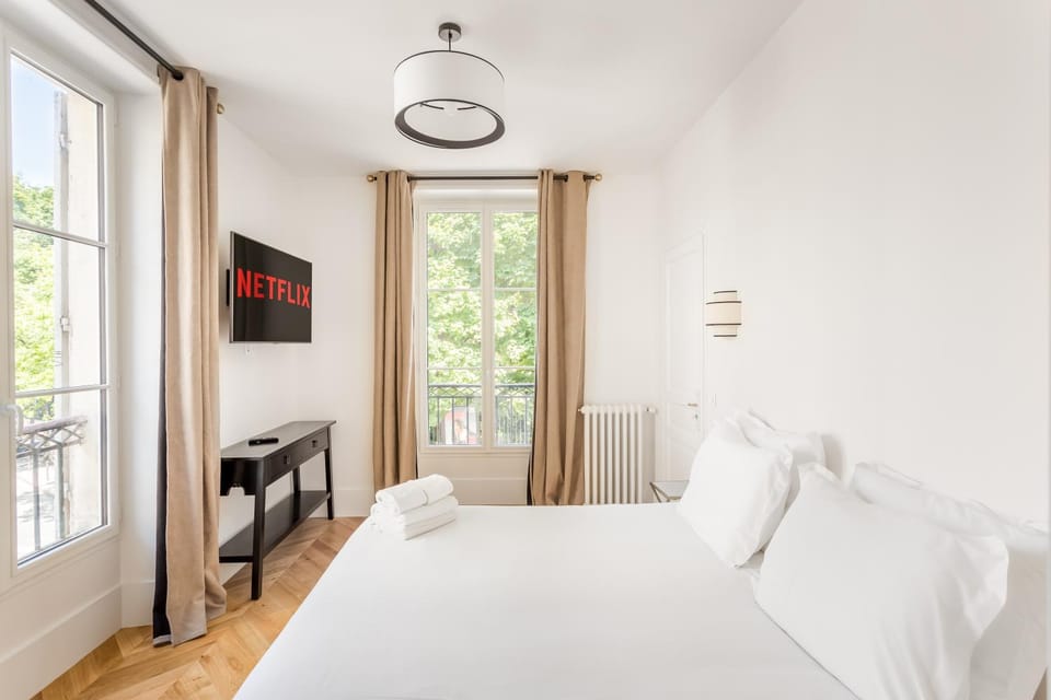 The black Swan Apartment in Paris