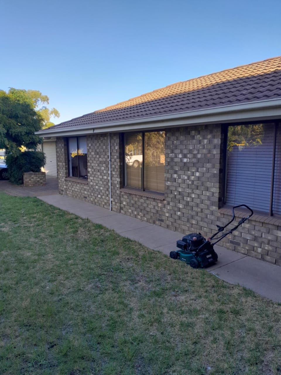 Red Kennel Budget Private Rooms - Trott Park Hostel in Adelaide