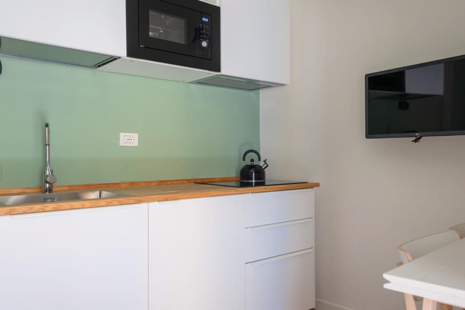 TV and multimedia, Kitchen or kitchenette, microwave, stove