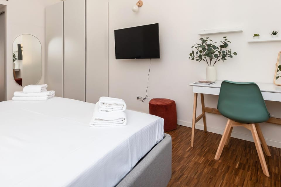 Bed, TV and multimedia, Photo of the whole room, Seating area, Bedroom, towels, wardrobe