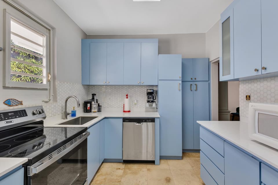 Coffee/tea facilities, Kitchen or kitchenette, dishwasher, oven, stove, toaster