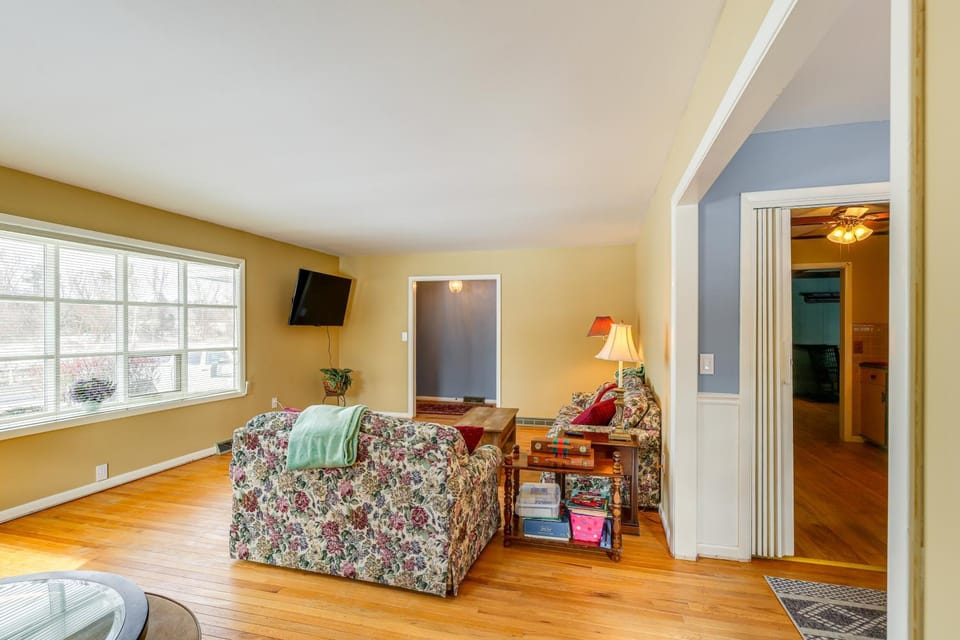 9 Mi to Lake George Village: Home in Queensbury House in Queensbury