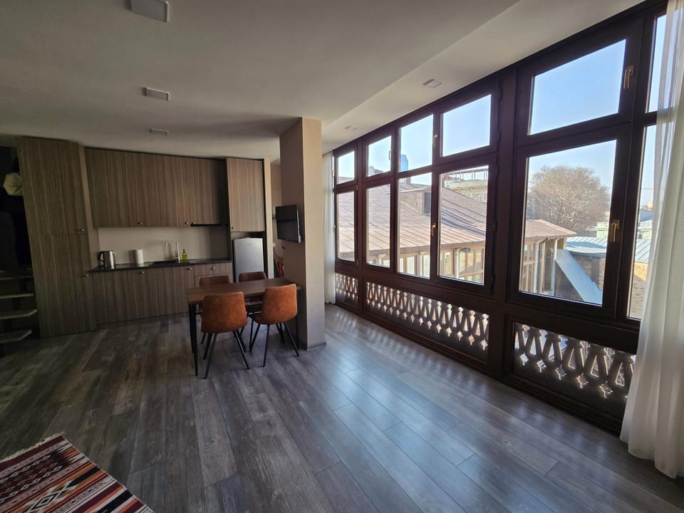 Kitchen or kitchenette, Dining area