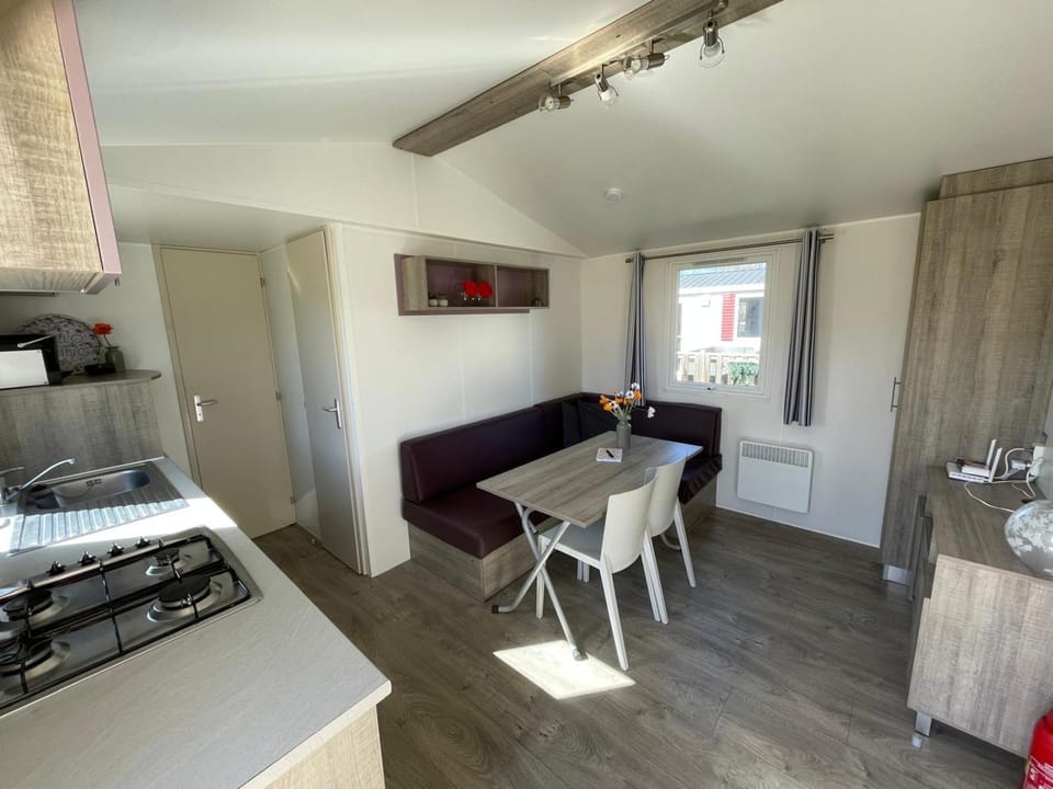 Kitchen or kitchenette, Living room, Seating area, Dining area, stove