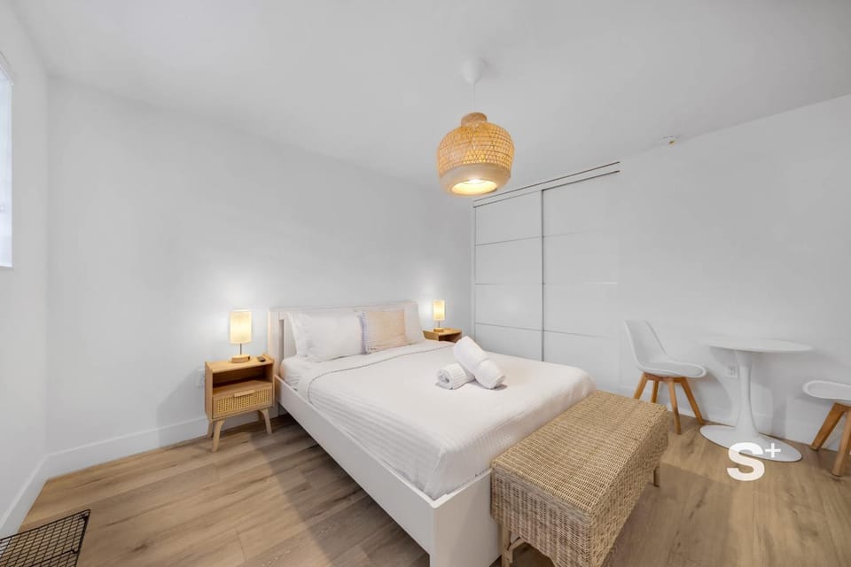 Bed, Photo of the whole room, towels