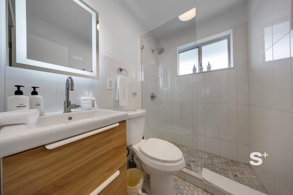 Stylish Studio - Parking & Gym Near Aventura Apartment in Miami Shores