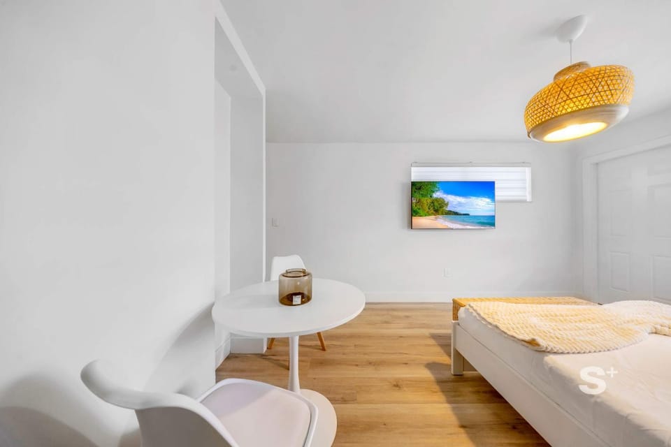 Stylish Studio - Parking & Gym Near Aventura Apartment in Miami Shores