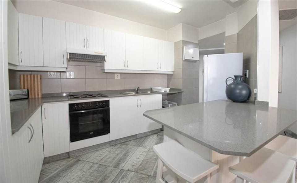 Kitchen or kitchenette, Dining area, oven, stove