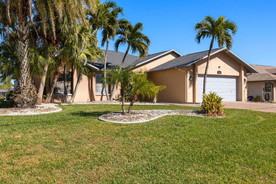 Electric heated pool on gulf access canal w/kayaks! Villa Jen - SWFL Rentals Villa in Cape Coral