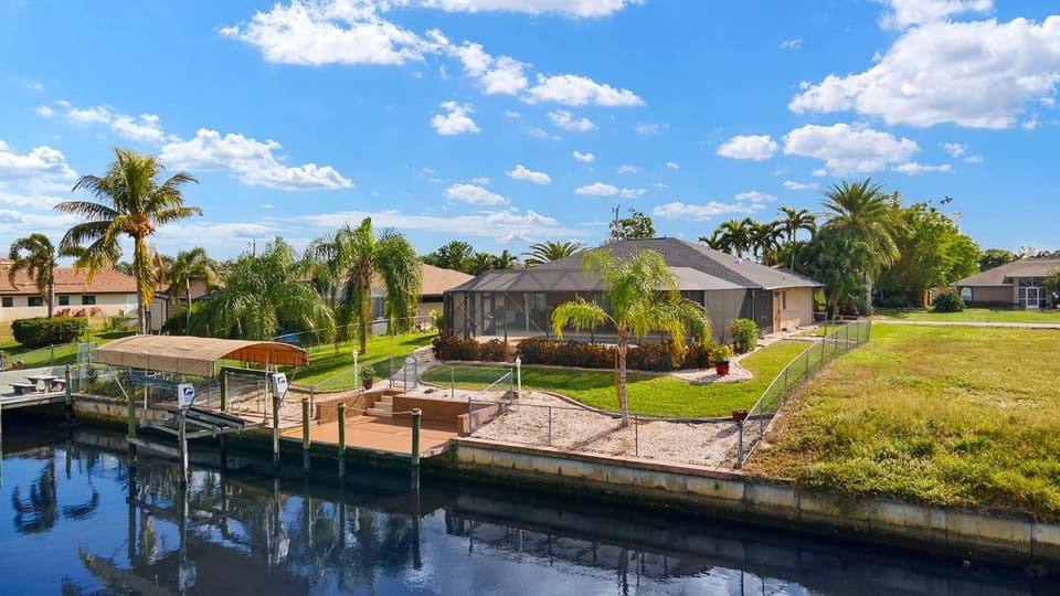 Electric heated pool on gulf access canal w/kayaks! Villa Jen - SWFL Rentals Villa in Cape Coral