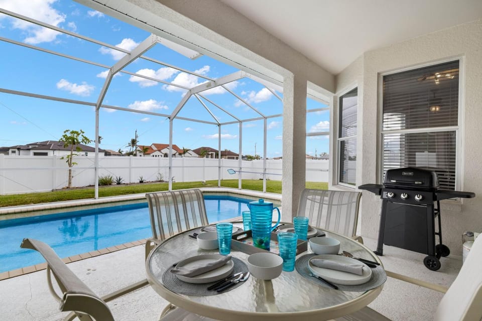 Family & pet friendly, bikes, heated pool & sleeps 11! Villa Grace - SWFL Rentals Villa in Cape Coral