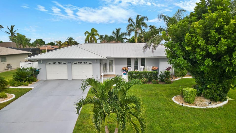 Renovated villa w/direct gulf access & boat lift! Villa Geraldine - SWFL Rentals Villa in Cape Coral