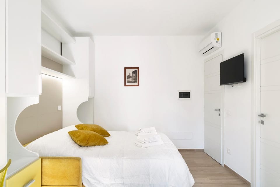 Bed, TV and multimedia, air conditioner