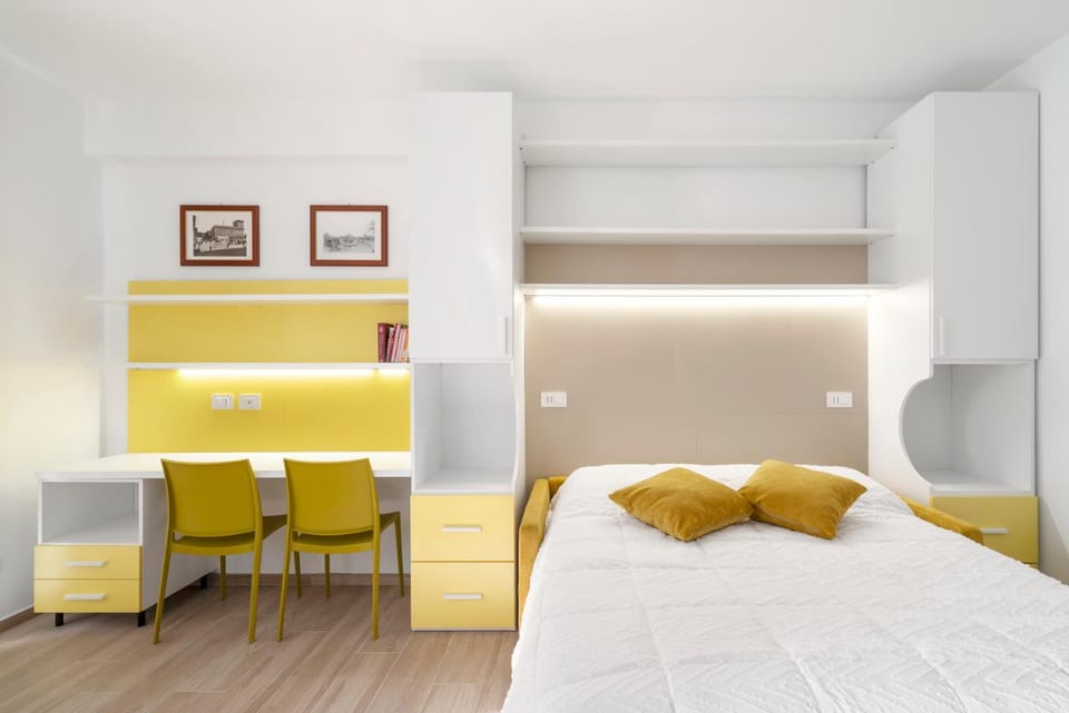 Bed, Seating area