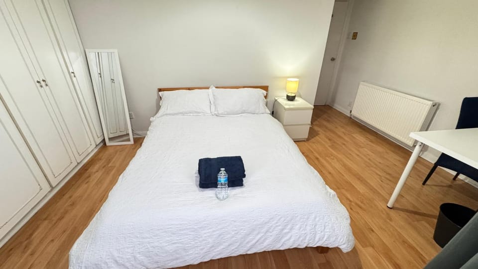 Bed, Photo of the whole room, Bedroom, internet, towels, wardrobe
