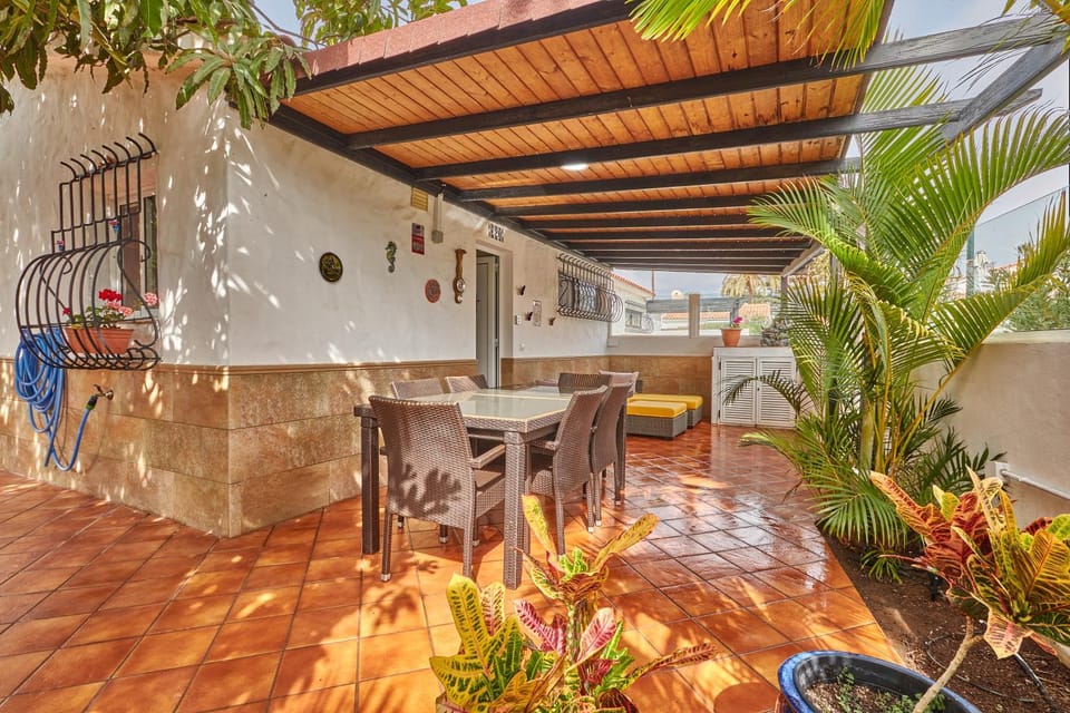 Off site, Day, Garden, Dining area