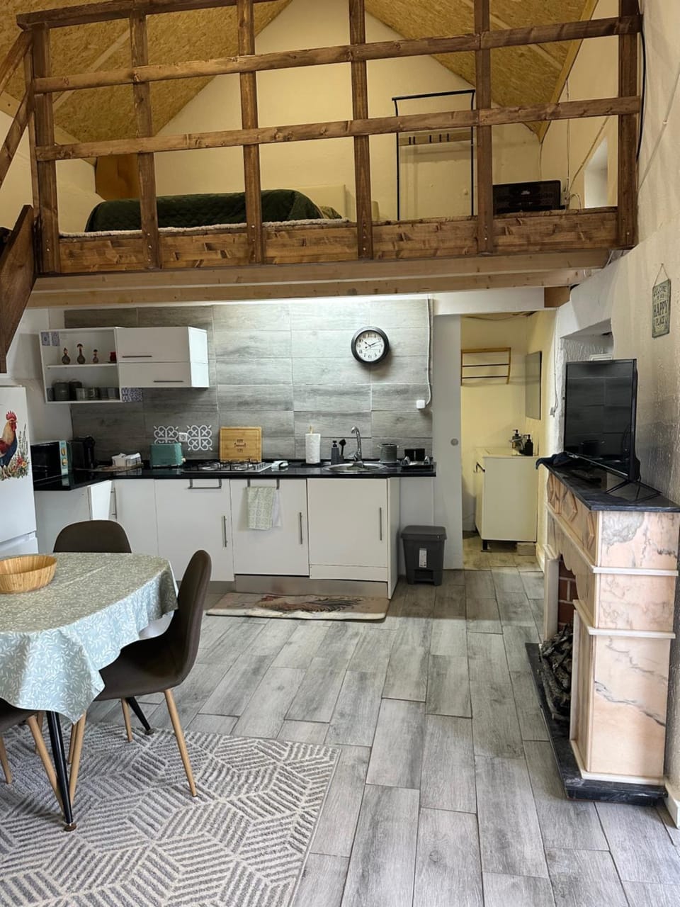 Coffee/tea facilities, Kitchen or kitchenette, Dining area, stove, toaster