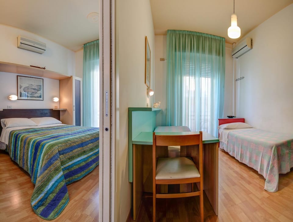 Bed, Photo of the whole room, Bedroom, Family