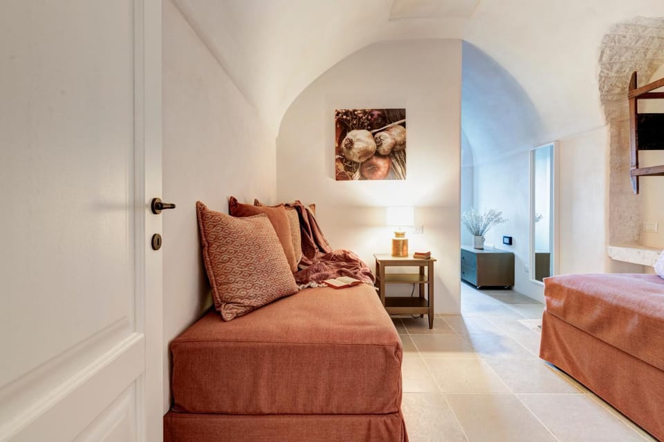 Bed, TV and multimedia, Bedroom