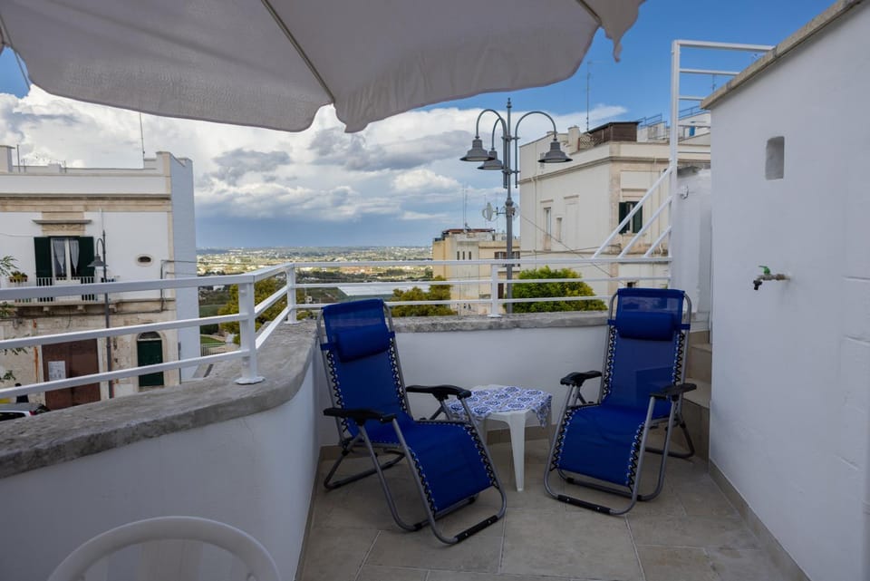 Day, Natural landscape, Balcony/Terrace, Landmark view, Street view