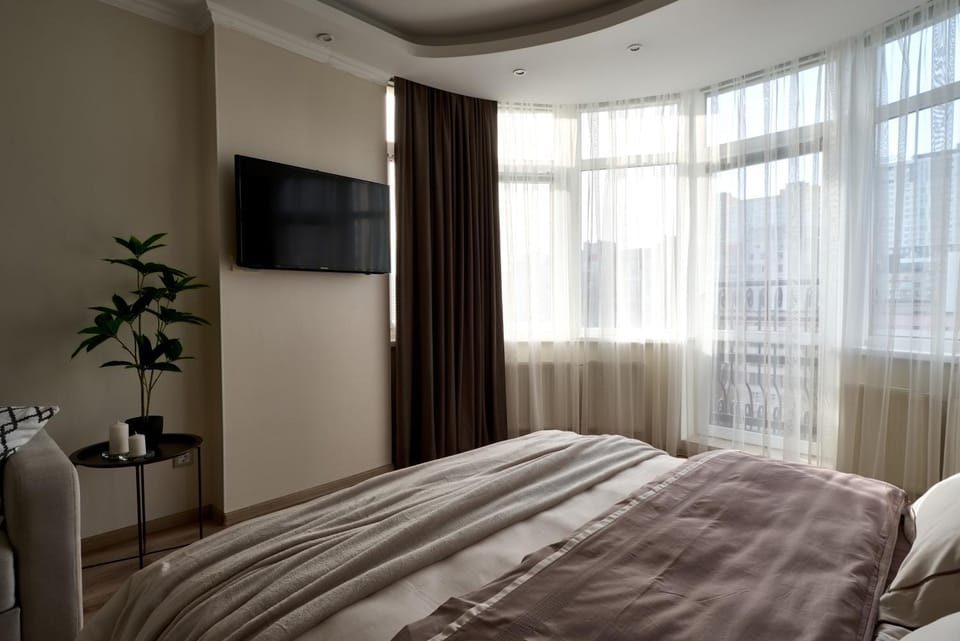 Bed, TV and multimedia, Photo of the whole room, Bedroom